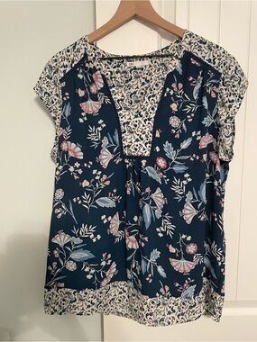 DR2 Navy and Cream Floral V-Neck Short Sleeve Blouse